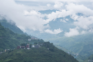 青山和云雾