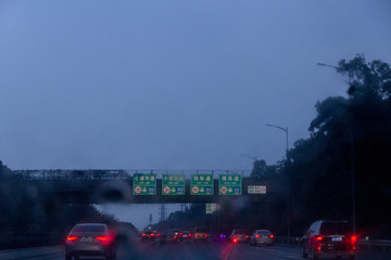 机场高速夜雨