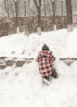 戏雪的少年