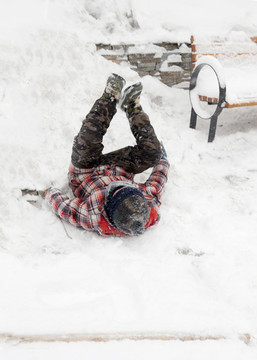 戏雪的少年