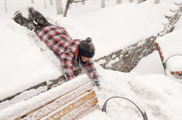 戏雪的少年