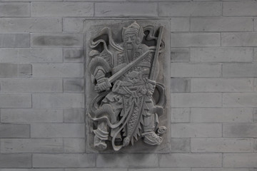 中式墙面上的门神砖雕