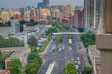 高空下的城市街道