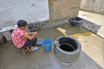 中国农村留守老人的生活场景