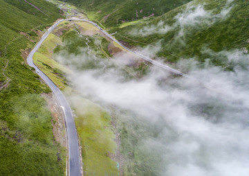 云雾中的公路