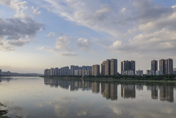 云彩天空河流城市背景