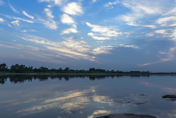 云彩天空河流背景