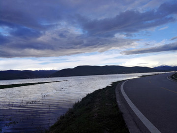 夜色朦胧的沿海公路