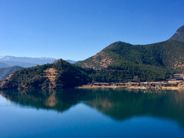 泸沽湖群山