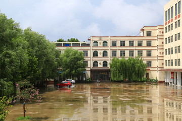 雨后的学校