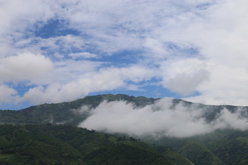 蓝天白云大山薄雾