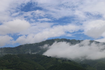 蓝天白云大山薄雾