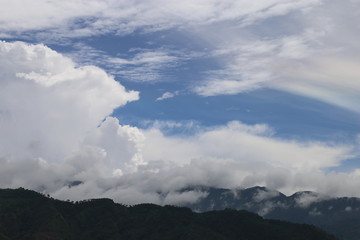 蓝天白云大山薄雾