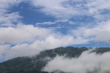 蓝天白云大山薄雾