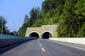 双线隧道排口隧道