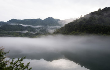 雾漫小东江