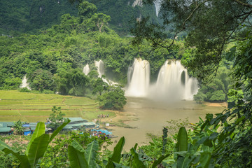 瀑布山水画