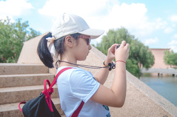 拿手机拍照的女孩