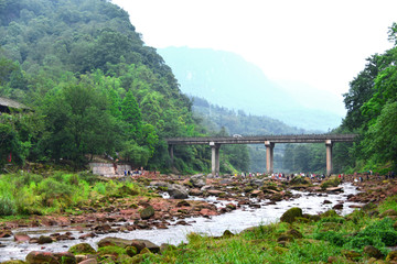 小河上的公路桥