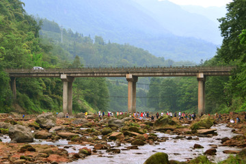 小河上的公路桥