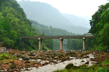 小河上的公路桥