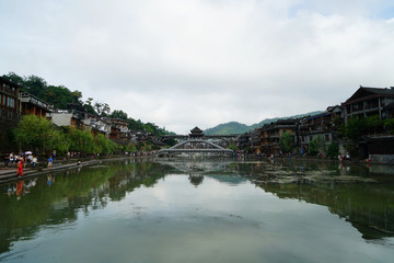 凤凰古城沱江两岸的风景