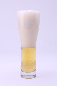 有啤酒泡沫的白啤啤酒杯