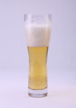 有啤酒泡沫的白啤啤酒杯