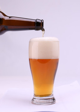 酒瓶倒啤酒黄啤啤酒杯有啤酒泡沫
