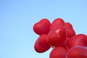 手拿着飘在空中的红气球
