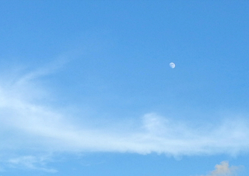 白云和月亮