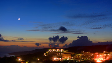 海边炼铁厂夜景