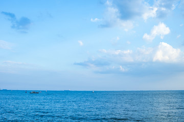 夕阳下的海岸线