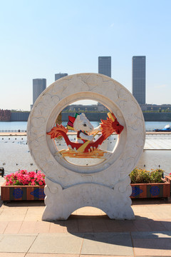 乌兰木伦滨河广场传统运动雕塑