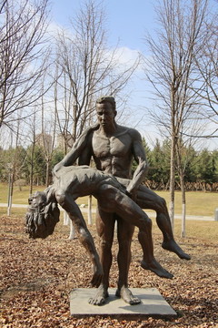 抱着女人的裸体男子雕像