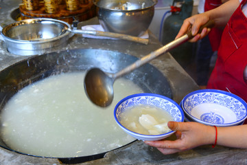 餐厅灶台大铁锅里的嫩豆花