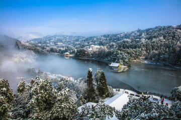 雪睛云淡如琴湖