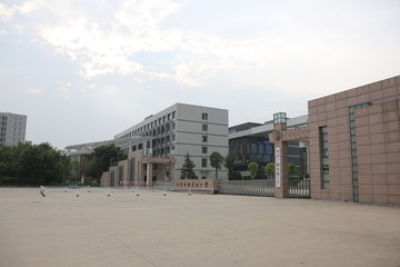 大学校门