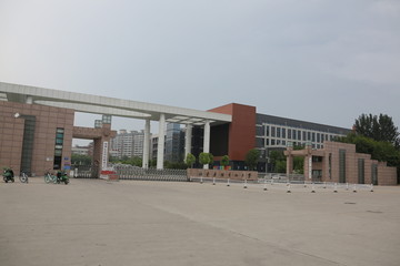 大学校门