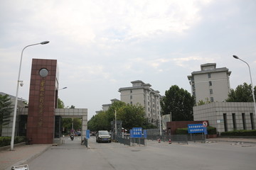 大学校门