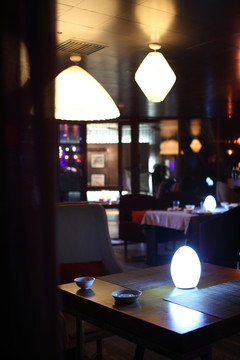 酒吧里迷幻的灯光