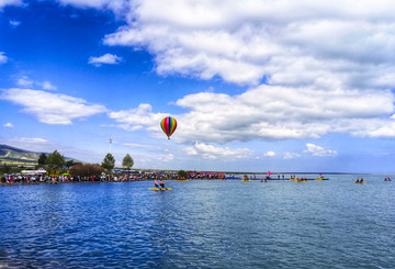 蓝天白云热气球青海湖泊背景