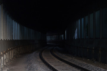 铁路隧道的尽头