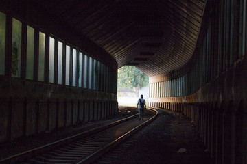 铁路隧道的尽头
