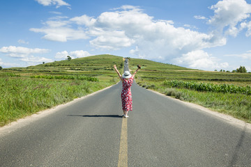 公路上欢呼的女人