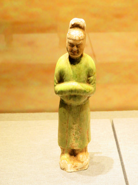 唐代绿釉陶男立俑