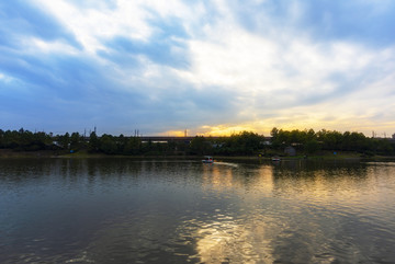 湖泊晚霞风景