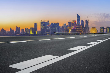 道路地面和杭州现代建筑群