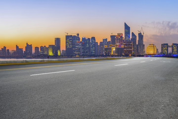 道路地面和杭州现代建筑群