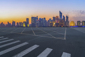 道路地面和杭州现代建筑群